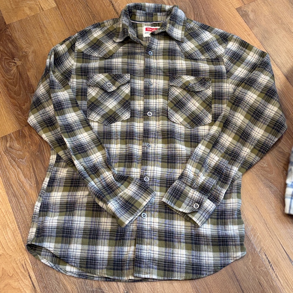 Wrangler Men’s Button-Down Flannel Shirt (Size: Small)(EUC)